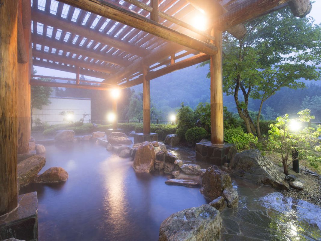 Área externa para banho no Nishiyama Onsen Keiunkan