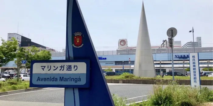 Ponto de táxi personalizado em homenagem a Maringá, com a réplica da Catedral ao fundo, instalada em Kakogawa. Foto: Reprodução/Japão Cultura e Turismo.
