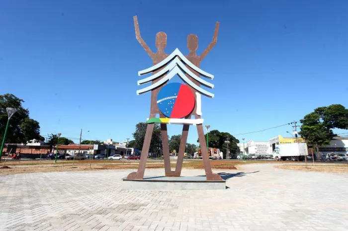 No centro dos elementos do monumento estão as bandeiras do Brasil e do Japão, simbolizando a união de duas nações amigas. Foto: Divulgação/PMM.