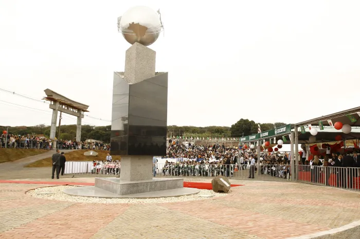 O monumento projetado pelo arquiteto maringaense Marcos Kenji para o Parque do Japão se tornou um dos símbolos das celebrações dos 100 anos da imigração japonesa no Brasil, o IMIN100. Foto: André Renato/PMM.